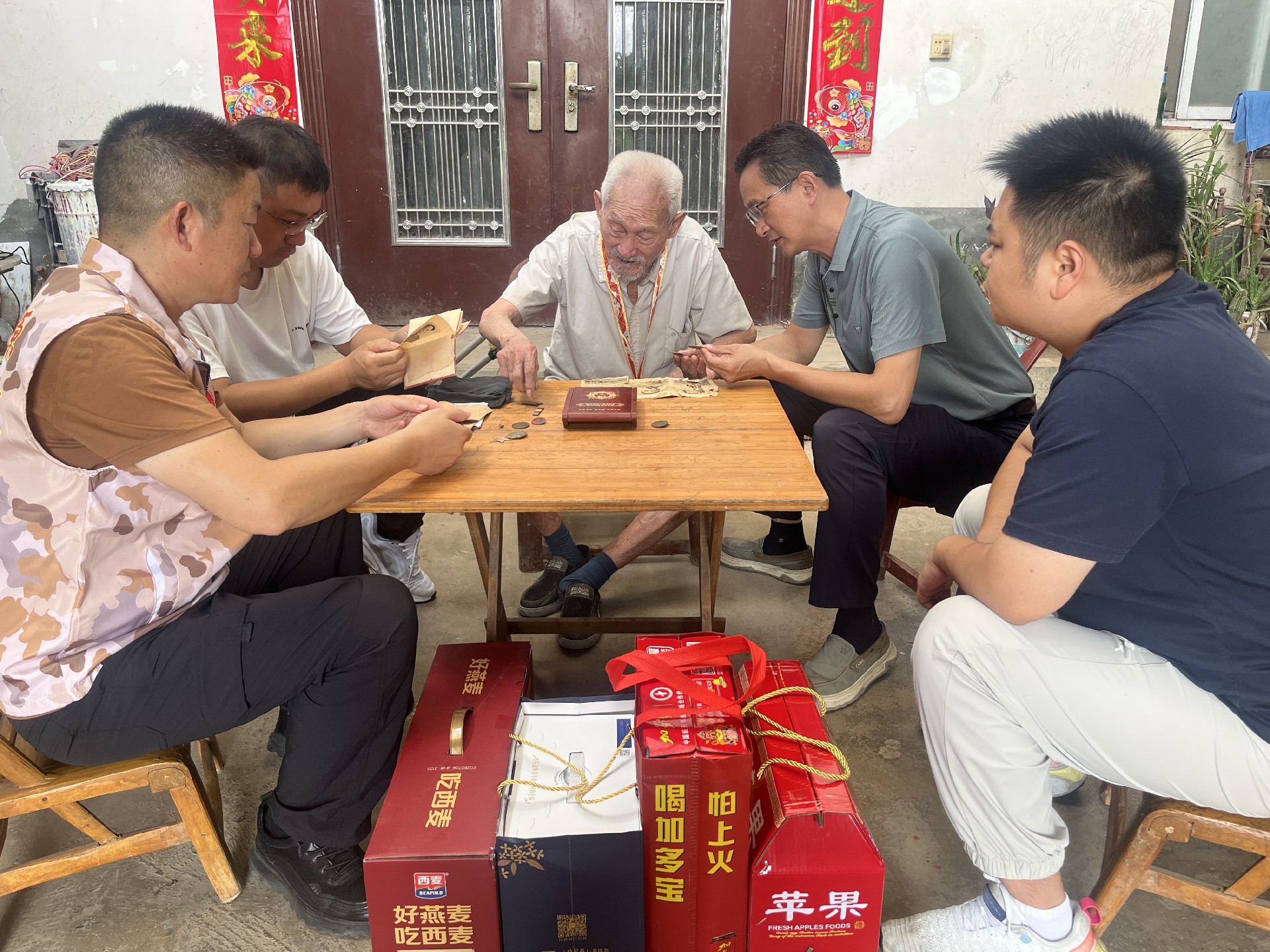 1785375959108505.jpg 2慰问抗美援朝老兵别寅良.jpg
