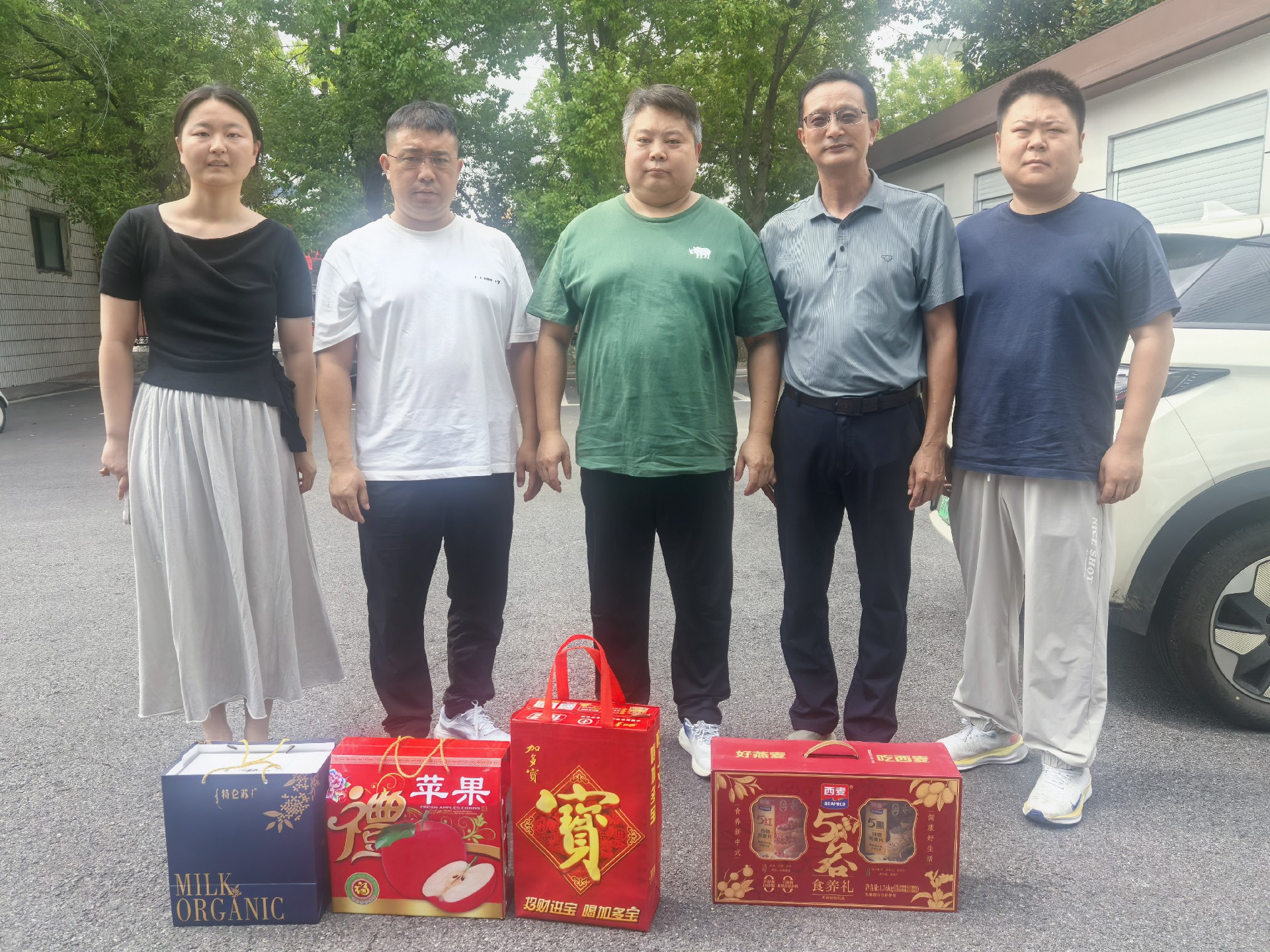 1785376060823355.jpg 5与老兵亲属合影.jpg